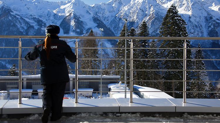 Eine Polizistin hat das olympische Biathlon- und Skilanglaufzentrum "Laura" auf dem Psechako-Bergkamm im Blick.