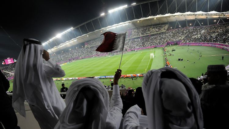 Fans der Fußball-Nationalmannschaft von Katar im Khalifa-Stadion in Doha