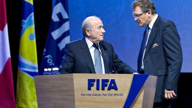 Bei der Fifa - hier Präsident Blatter und Generalsekretär Valcke - ist man sich noch nicht einig, wann die WM 2022 stattfinden soll.