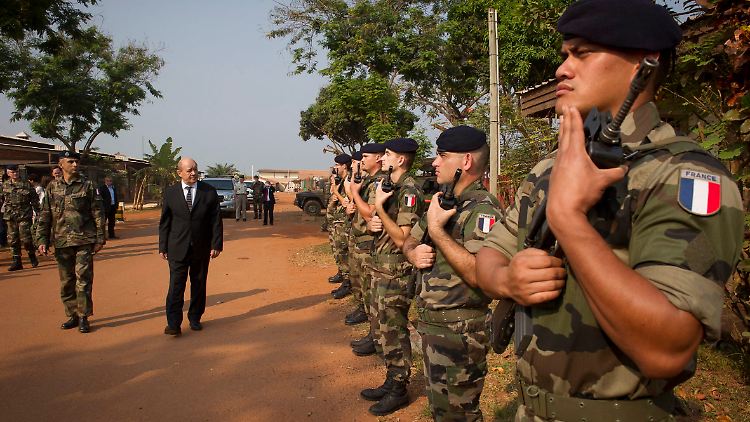 Frankreichs Verteidigungsminister Le Drian besucht die französischen Soldaten. 