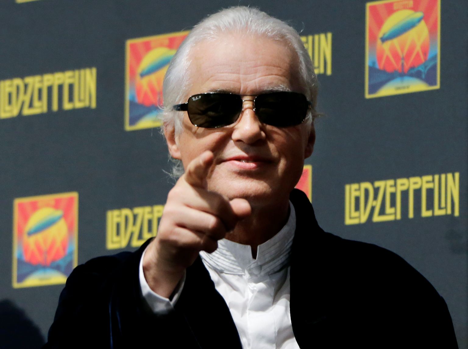 70 Jahre wird dieser Mann schon. Stets gut gelaunt, das Haar mittlerweile ergraut, ... 