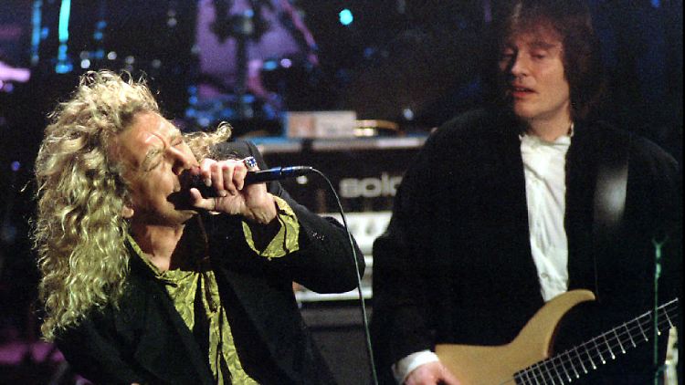 Robert Plant (l.) und John Paul Jones von Led Zeppelin im Jahr 1995.