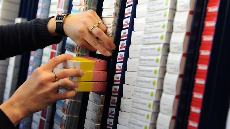 Eine Celesio-Mitarbeiterin bestückt eine Kommissionsmaschine. Der US-Konzern McKesson schnappt sich den deutschen Pharmahändler und stärkt sein Europageschäft.