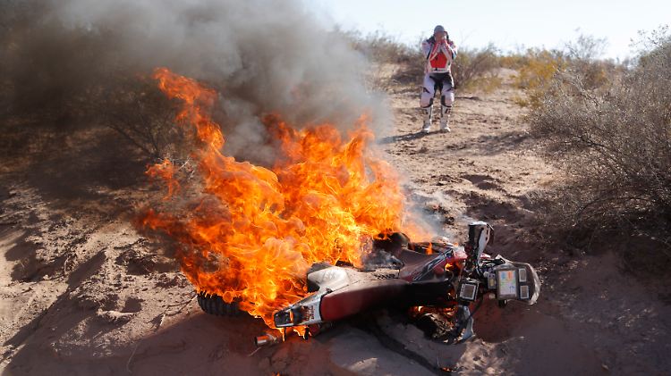 Nur Sachschaden: Das Motorrad des Portugiesen Paulo Goncalves ging nach einem Unfall in Flammen auf.