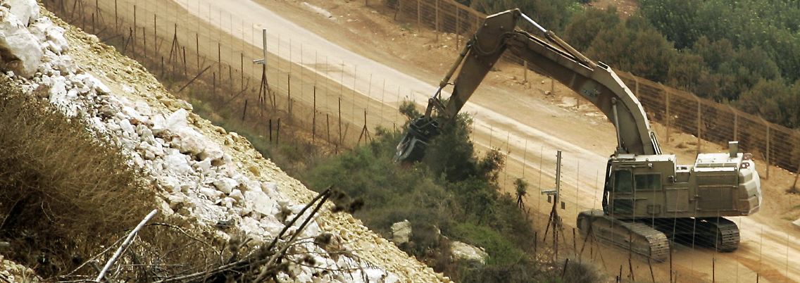 Die Baumfällaktion geht weiter: Nahe des libanesischen Dorfes Adeysseh reißt ein Bulldozer Bäume und Sträucher aus.