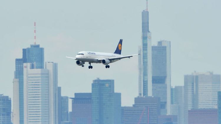 Ein Flugzeug der Lufthansa landet in Frankfurt am Main.