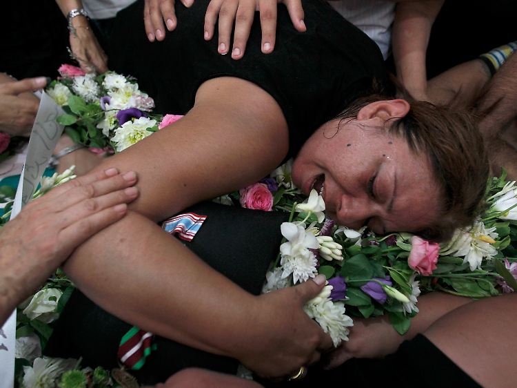 Trauer in Libanon: Die Mutter von Sergeant Robert Ashi, Nada, weint um ihren Sohn.