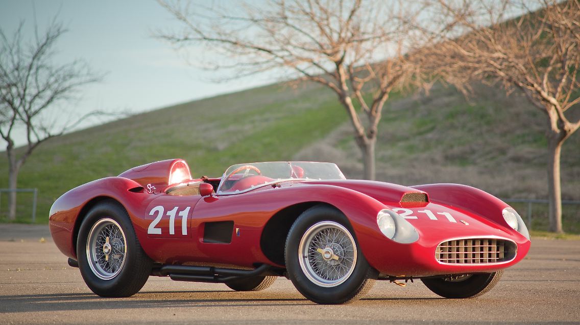 Nicht ganz so teuer, aber ein echter Hingucker ist der Ferrar 625 TRC Spider. Lediglich zwei Exemplare wurden 1957 von dem Rennwagen gebaut.