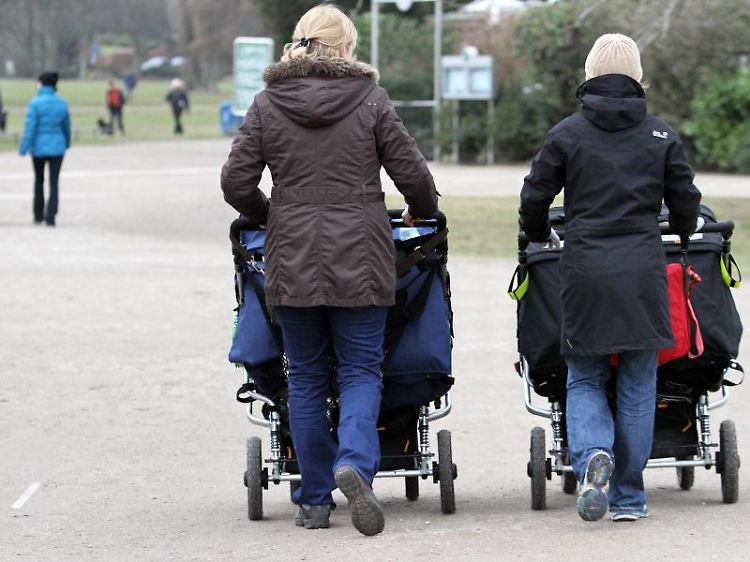 Sind die Kinder klein, wollen viele Eltern gerne weniger arbeiten. Beim Teilzeitantrag ist jedoch einiges zu beachten.