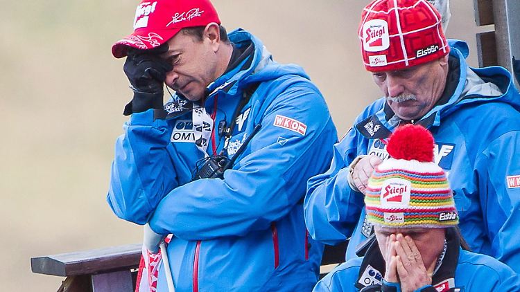 Coach Alex Poitner (links) und seine Assistenten reagieren geschockt auf den Sturz von Morgenstern.