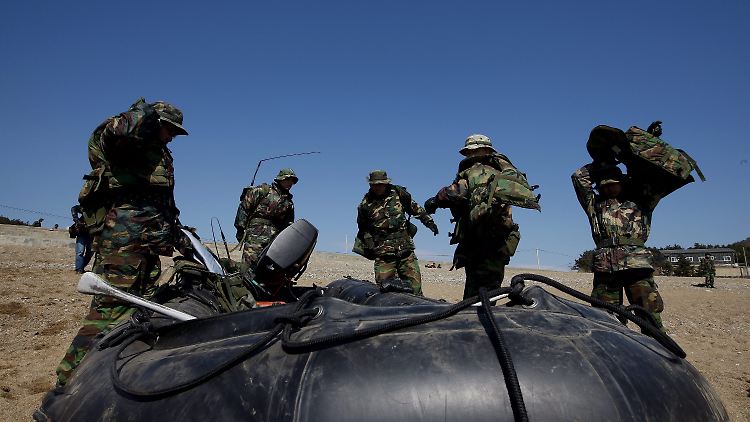Südkoreanische Soldaten an der Küste.