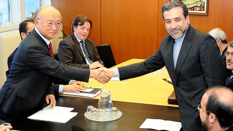 Vize-Außenminister Abbas Araktschi (r.) besiegelt mit IAEA-Chef Yukiya Amano das Abkommen in Genf.