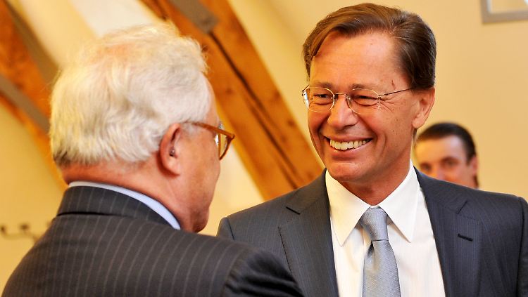 Die Freundlichkeit täuscht: Thomas Middelhoff und Rolf Breuer vor Middelhoffs Vernehmung am 7. Juni 2011 im Münchner Justizpalast.