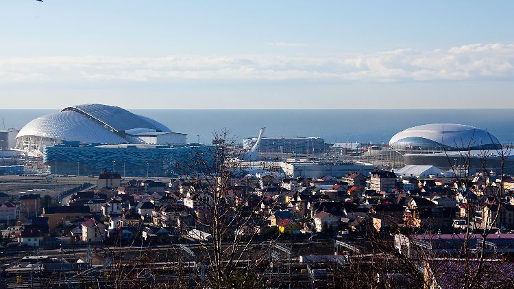 Der Bolschoi-Eispalast (rechts), eine Multifunktions-Arena mit 12.000 Zuschauerplätzen, und das Fisht Olympiastadion (links). Sotschi liegt am Schwarzen Meer.