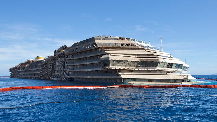 Schwer gezeichnet von der Havarie und tief im Wasser: So liegt die "Costa Concordia" derzeit vor der Insel Giglio.