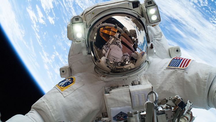 Die Astronauten der ISS können per Livestream auf ihren Außeneinsätzen begleitet werden.