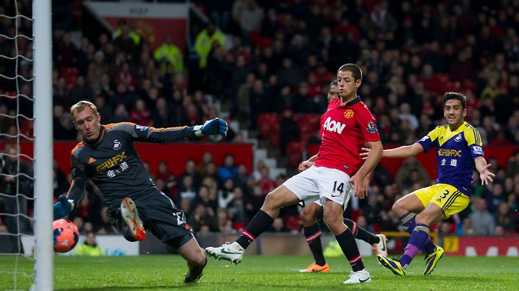 Manchesters Javier Hernandez erzielt das 1:0. Swanseas Keeper Gerhard Tremmel ist machtlos. 