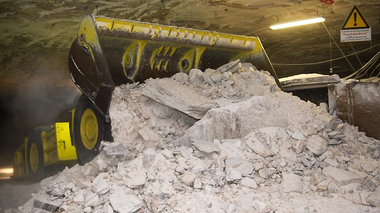 Ein Fahrlader bringt im K+S-Kaliwerk Werra das abgesprengte Rohsalz zum Brecher. Dort wird es zerkleinert und über das Band zum Bunker transportiert.