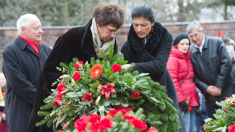 Sahra Wagenknecht teilt sich einen Kranz mit der nordrhein-westfälischen Linken-Vorsitzenden Gunhild Böth. Links Oskar Lafontaine.