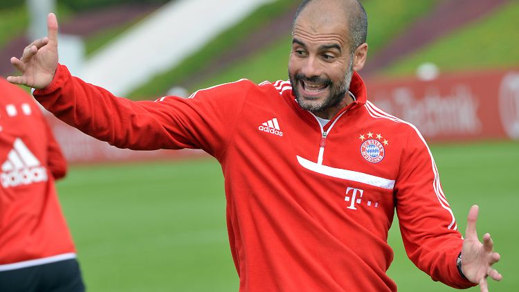 Pep Guardiola erklärt seinen Spielern mit vollem Körpereinsatz wie es geht.