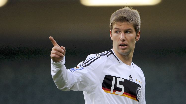 Gibt den Ball weiter: Thomas Hitzlsperger.