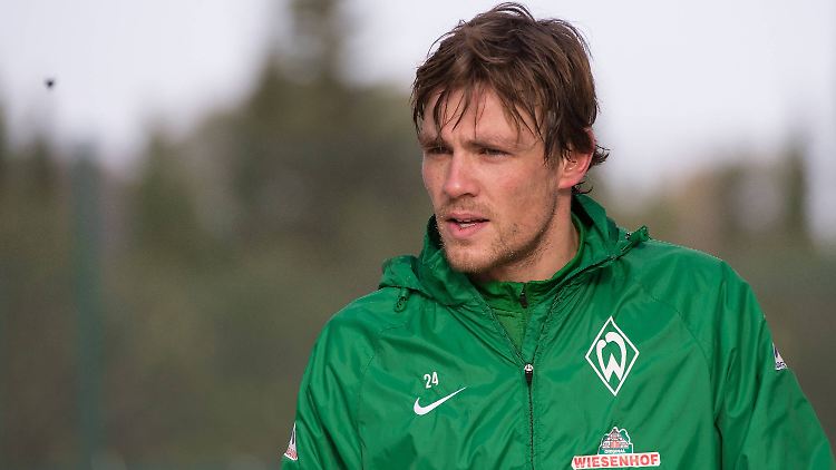 Werder-Kapitän Clemens Fritz erwägt wegen seiner anhaltenden Probleme am Hüftbeuger eine Leistenoperation.