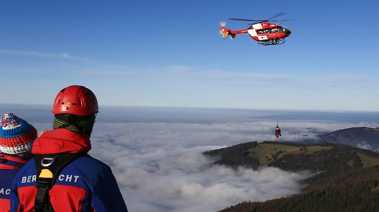 Der schwerverletzte Mann wird im Gipfelbereich des teils mit Schnee bedeckten und vereisten Belchen vom Schweizer Rettungshubschrauber "Rega 2" und durch einen Luftretter der Bergwacht Schwarzwald gerettet. 