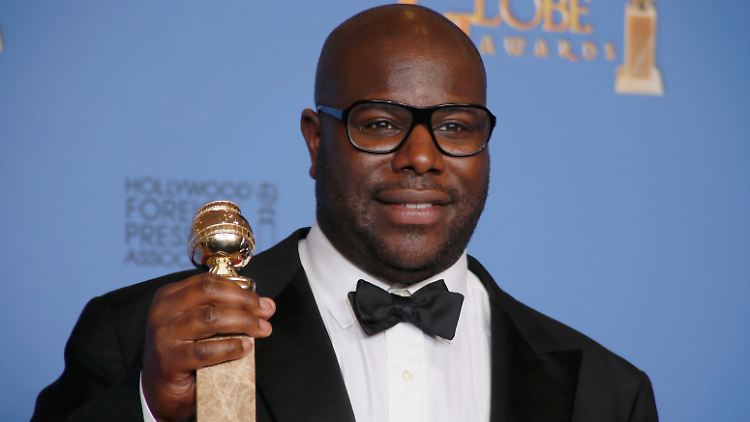 Regisseur Steve McQueen mit seiner Trophäe für "12 Years a Slave".