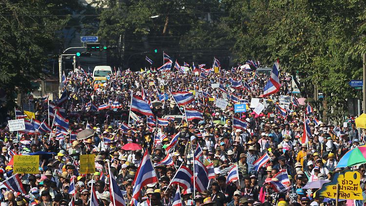 Zehntausende Oppositionsanhänger blockieren wichtige Verkehrsknotenpunkte in Bangkok.