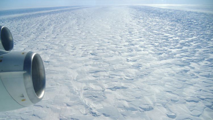 Der Pine-Island-Gletscher ist der am schnellsten fließende Gletscher der Antarktis. Im Juli 2013 löste sich aus dem Gletscher eine riesige Fläche Schelfeis.