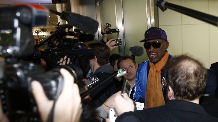 Auf dem Pekinger Flughafen muss sich Dennis Rodman rechtfertigen.