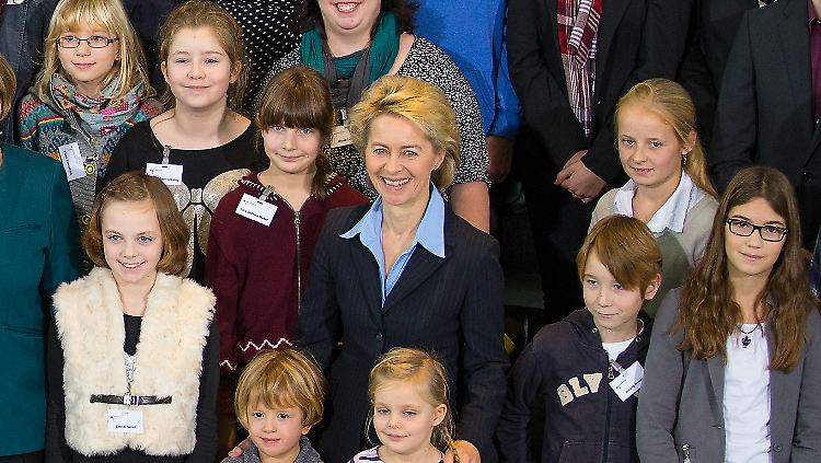 Auch als Verteidigungsministerin hat Ursula von der Leyen mit Kindern zu tun. Bild vom 18. Dezember 2013, einen Tag nach ihrer Vereidigung.