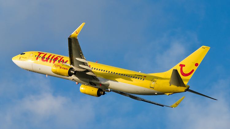 Auf Sparkurs: Eine Boeing 737-800 der Fluggesellschaft Tuifly nach dem Start vom Flughafen in Hannover (Archivbild).