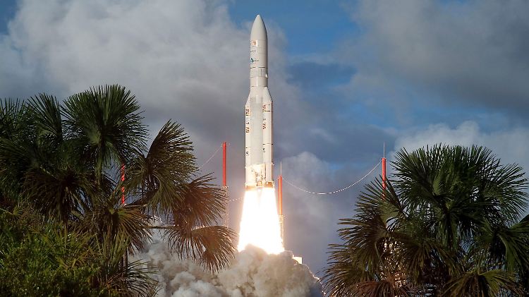 Die Rakete mit den beiden je etwa drei Tonnen schweren Satelliten hob vom Raumfahrtzentrum Kourou im südamerikanischen Französisch-Guayana ab.