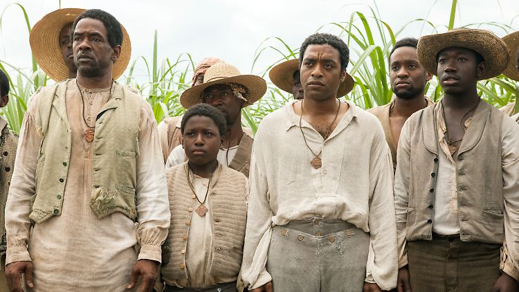 "12 Years a Slave": Northup (M.) wird in die Sklaverei verkauft - er wird gefoltert und zu harter Arbeit gezwungen.