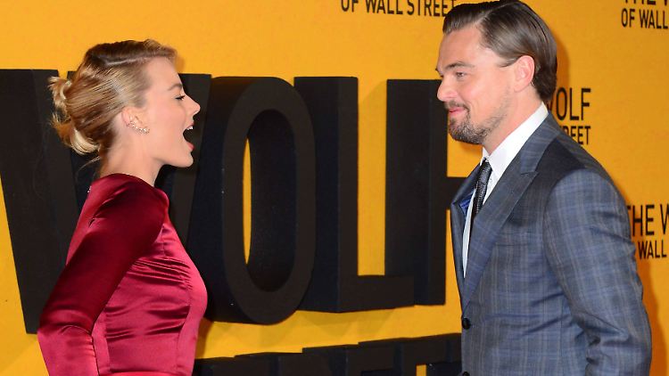 Angeblich hat es zwischen den beiden auch "in echt" geknistert: Hat Margot Robbie sich Leo DiCaprio geangelt?