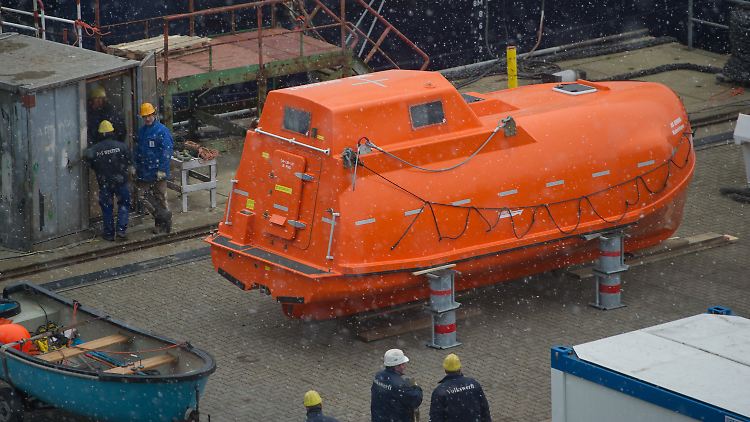 Symbolische Schiffsausrüstung: Ein Rettungsboot am Standort Stralsund.