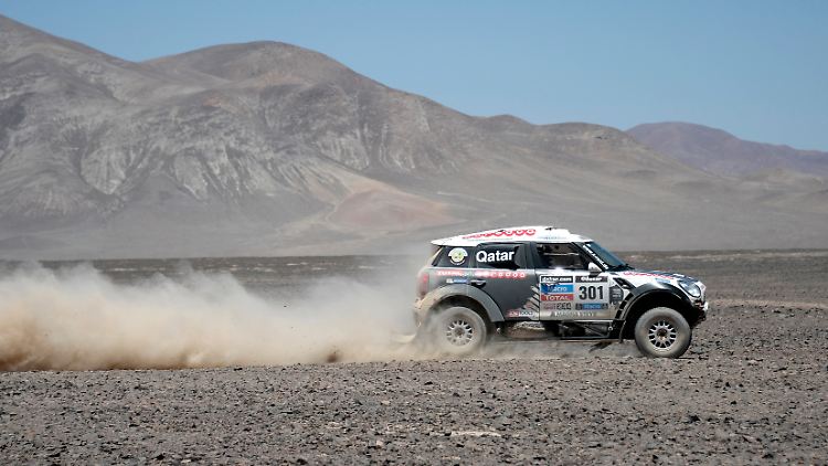 Auf dem Weg durch die Wüste: Tagessieger Nasser Al-Attiyah aus Katar.