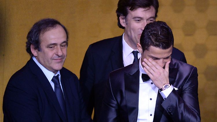 Monsieur, warum so sauertöpfisch? Michel Platini (links), nicht in Feierlaune.