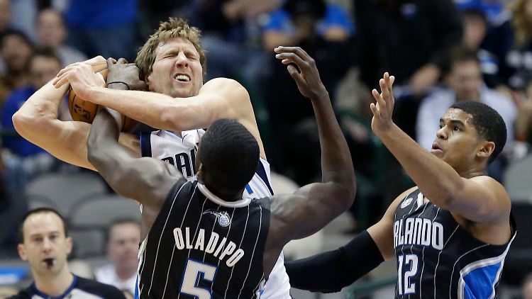 Enge Deckung: Victor Oladipo (links) und Tobias Harris beackern Dirk Nowitzki.