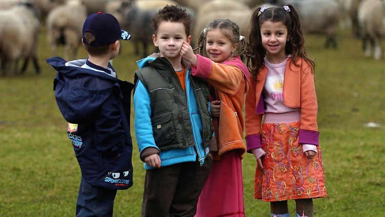 Inzwischen gibt es auch für Kinder ein wachsendes Angebot an ökologischer Mode. In konventioneller Kleidung finden sich hingegen reichlich Schadstoffe.
