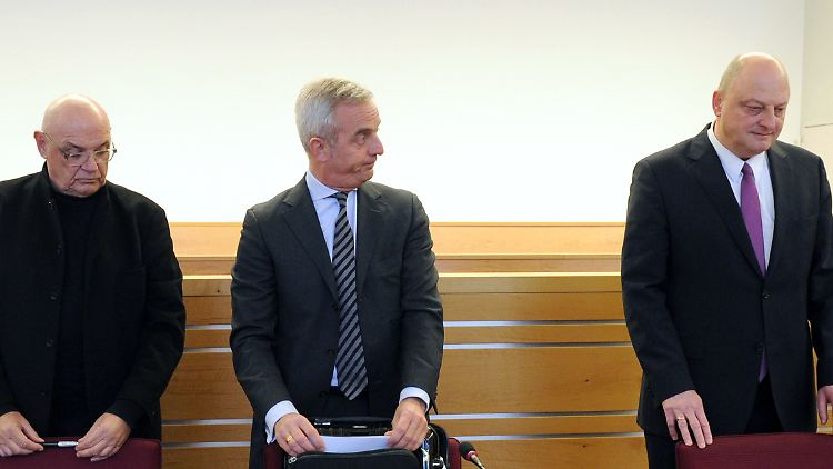 Wenn Blicke sprechen könnten: Der Mitangeklagte im Glaeseker-Prozess, Manfred Schmidt, sein Anwalt Daniel M. Krause und Olaf Glaeseker (von links) im Gerichtssaal des Landgerichts in Hannover.