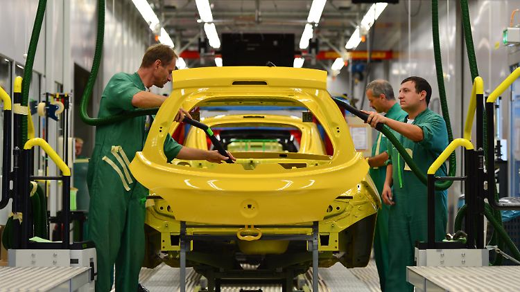 "Vor allem unsere neuen Autos wie Adam, Cascada und Mokka haben dazu beigetragen": Am Standort Eisenach bereiten Opelaner die Karosse eines Adam für die Lackierung vor.