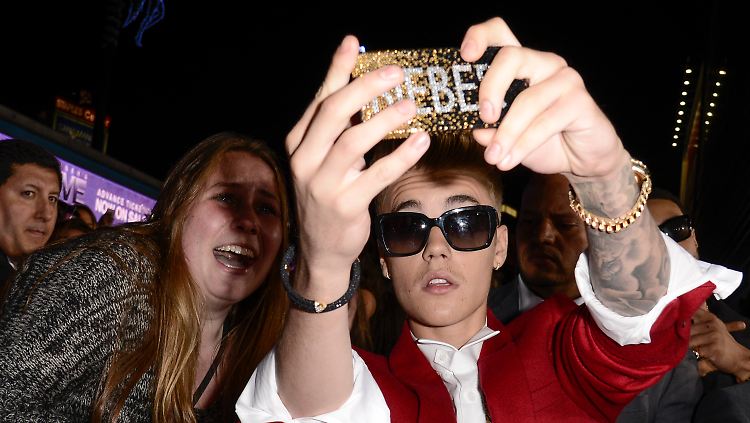 Was früher Ruhm aus Menschen macht: Justin Bieber mit Fans und Bodyguards, hier bei einem "Selfie" in Los Angeles.
