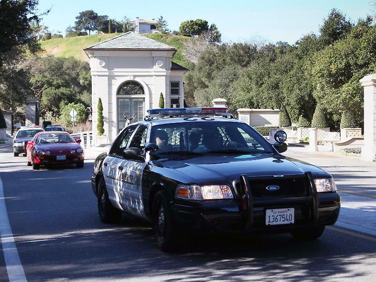 "Oaks of Calabasas": Mitarbeiter des Bezirkssheriffs verlassen nach der Durchsuchung das Gelände.