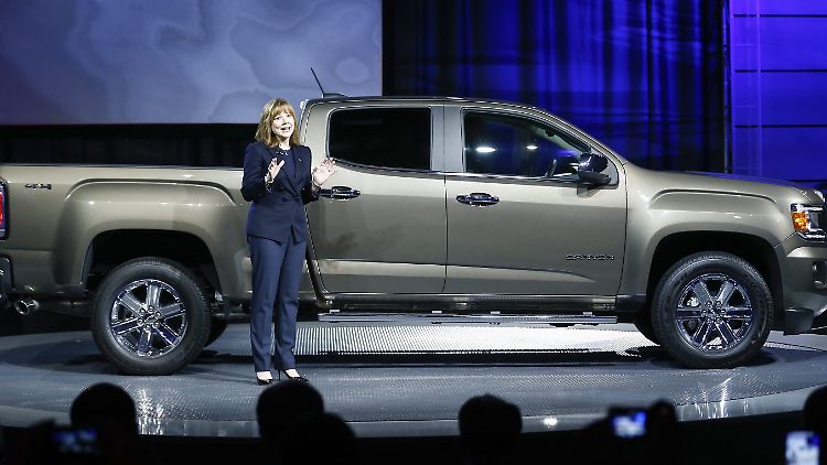 GM-Chefin Mary Barra präsentiert in Detroit einen Pick-up.