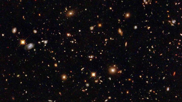 Wenn Weltraumteleskop Hubble Bilder aus dem All sendet, sind wir manchmal ganz nah dran am Urknall. Diese Galaxien entstanden, als das Universum erst 400 Millionen Jahre alt war. Mittlerweile hat es stolze 13,7 Milliarden Jahre auf dem Buckel ...
