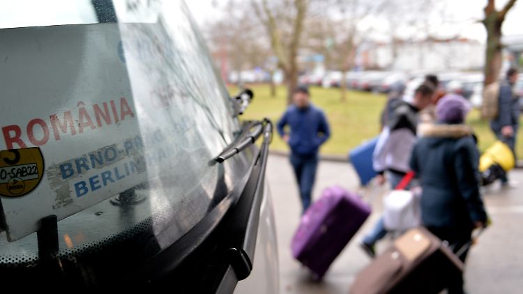 Ein Reisebus aus Rumänien trifft am Zentralen Omnibusbahnhof in Berlin ein.