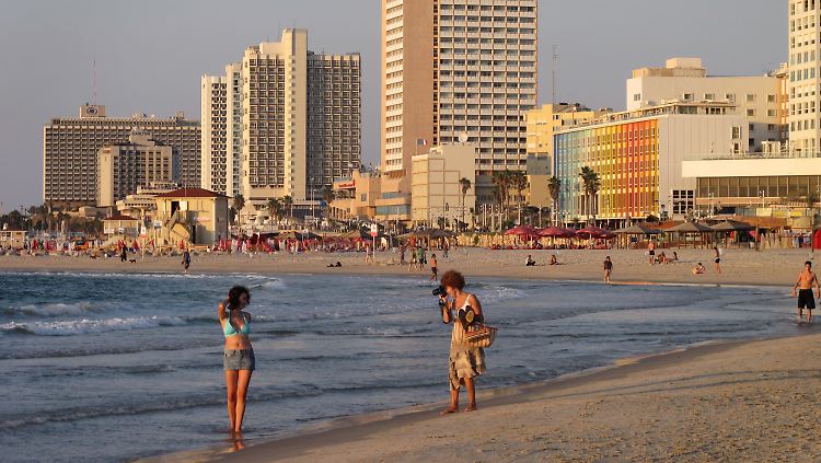 Strand von Tel Aviv, im Hintergrund die Skyline mit Hotels.