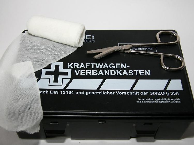 Neben den bereits vorgeschriebenen Bestandteilen im Erste-Hilfe-Set müssen laut der neuen Norm zum Beispiel Fingerkuppenverbände und ein Verbandspäckchen in Kindergröße an Bord sein.